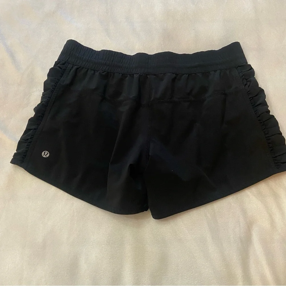 Lululemon Black Run Around Reversible Short Size 8 - 2956